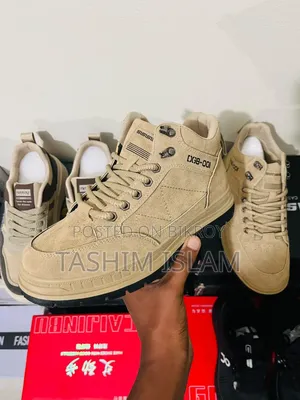 DG8-001 Men's Sand Tan High-Top
Sneakers