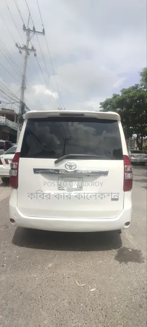 টয়োটা নোয়া ২০১৩ সাদা