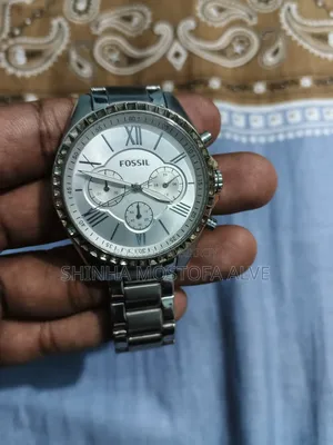 ফসিল সিলভার নারীদের হাতের ঘড়ি।