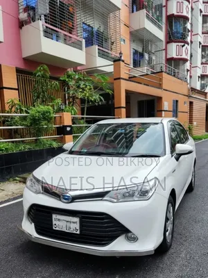 টয়োটা অ্যাক্সিও ১.৫ হাইব্রিড টু-হুইল ড্রাইভ ২০১৭ সাদা