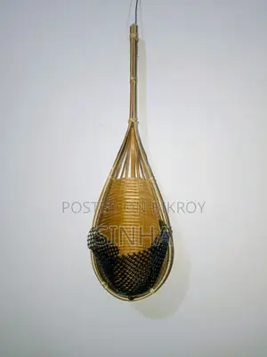 বাঁশ দিয়ে তৈরি ঝুলন্ত ফুলের টব
