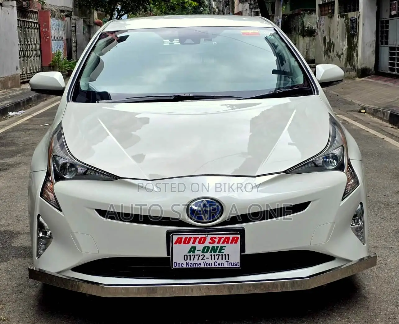 Toyota Prius Two 2017 Pearl