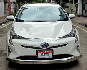 Toyota Prius Two 2017 Pearl