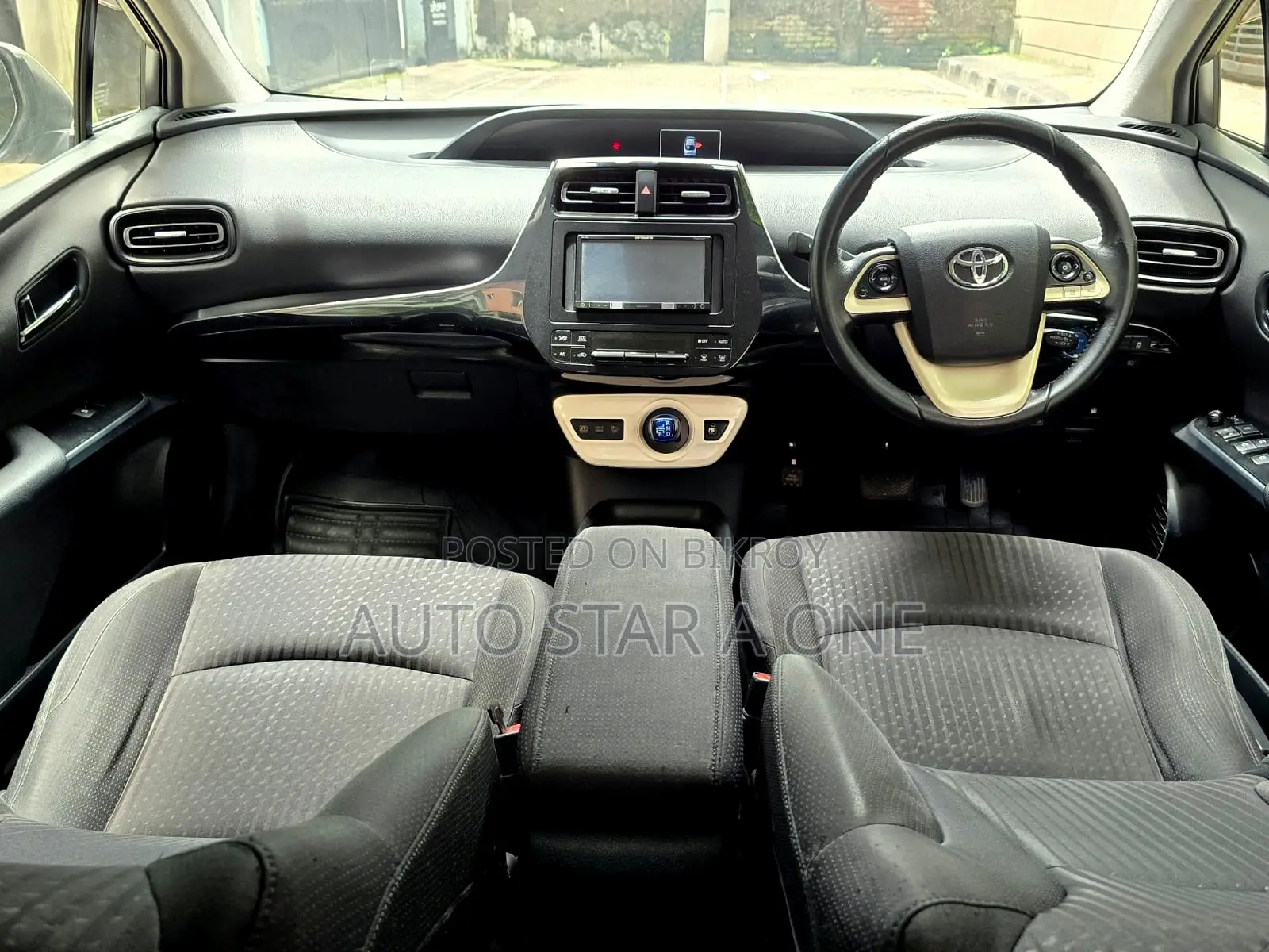 Toyota Prius Two 2017 Pearl