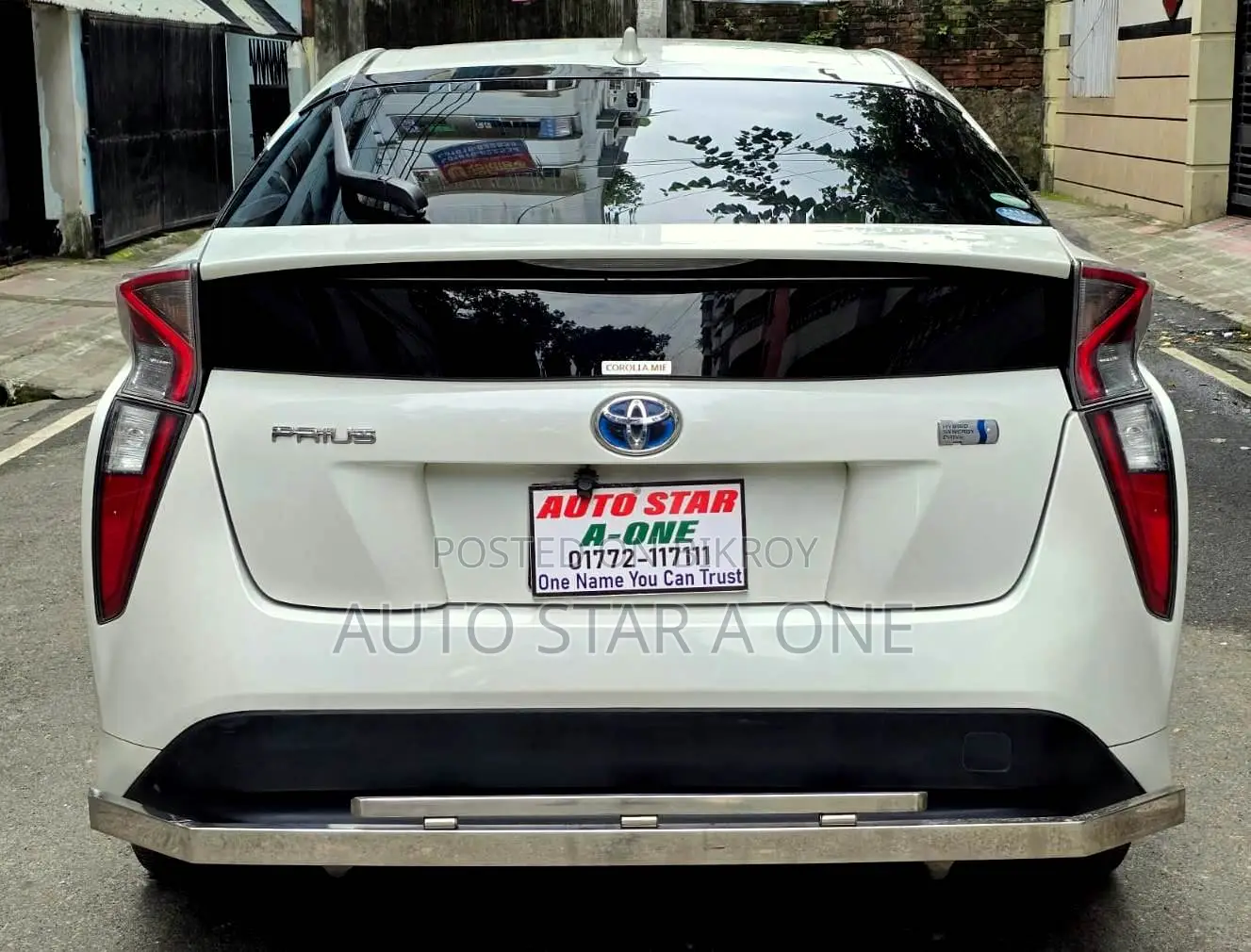 Toyota Prius Two 2017 Pearl