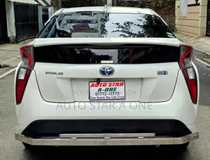 Toyota Prius Two 2017 Pearl