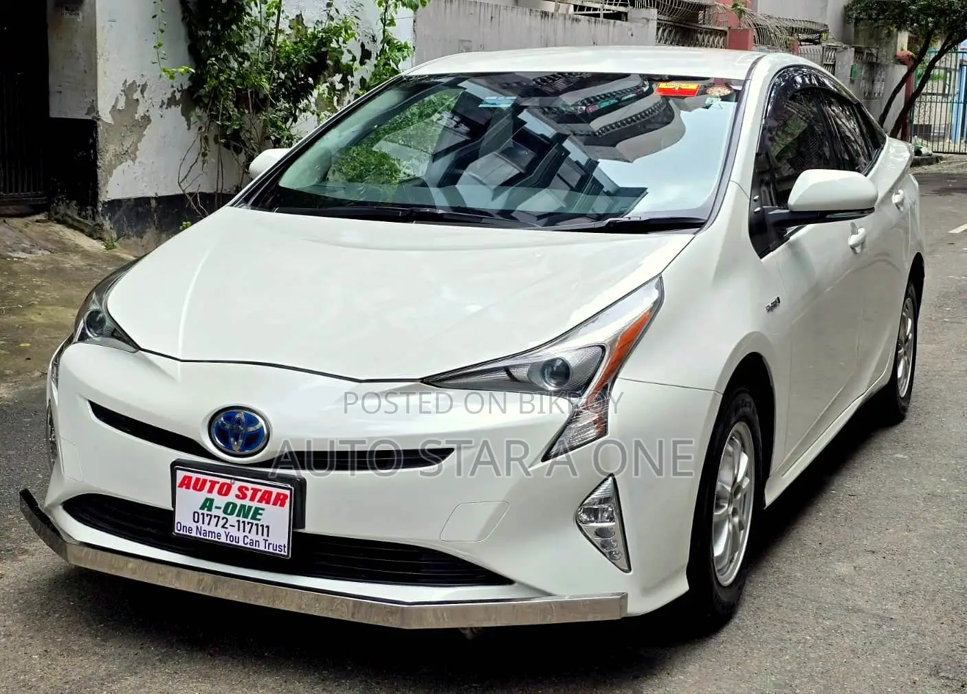 Toyota Prius Two 2017 Pearl