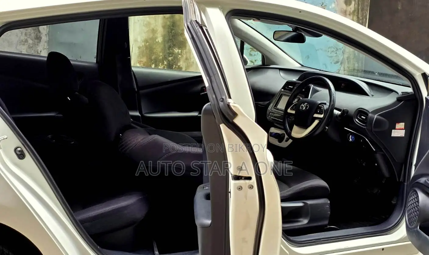 Toyota Prius Two 2017 Pearl