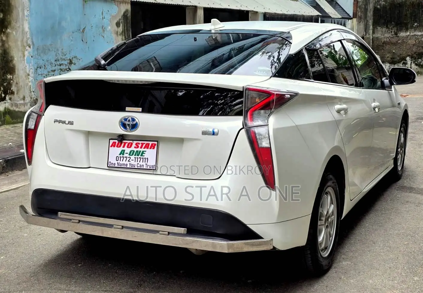 Toyota Prius Two 2017 Pearl