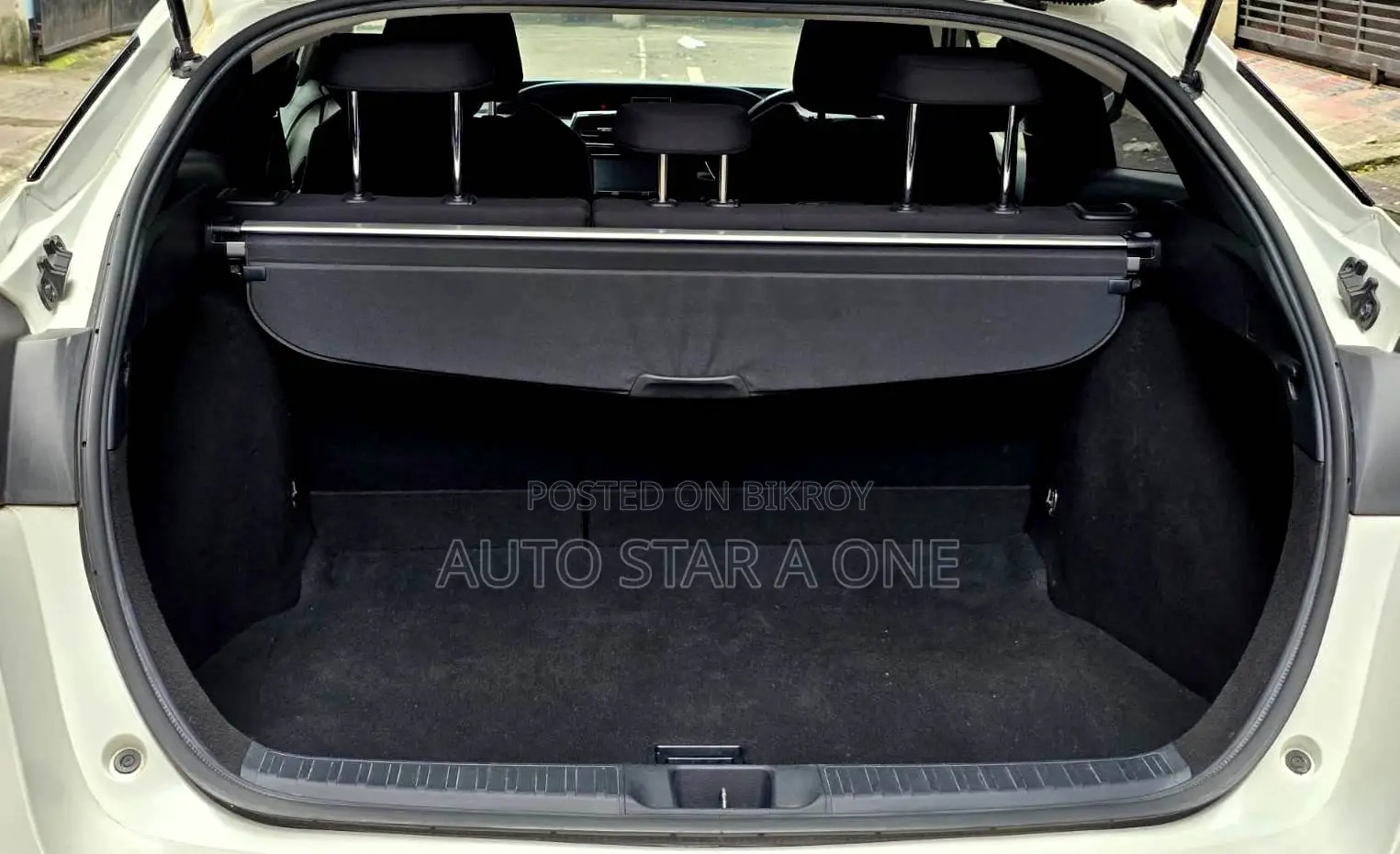 Toyota Prius Two 2017 Pearl