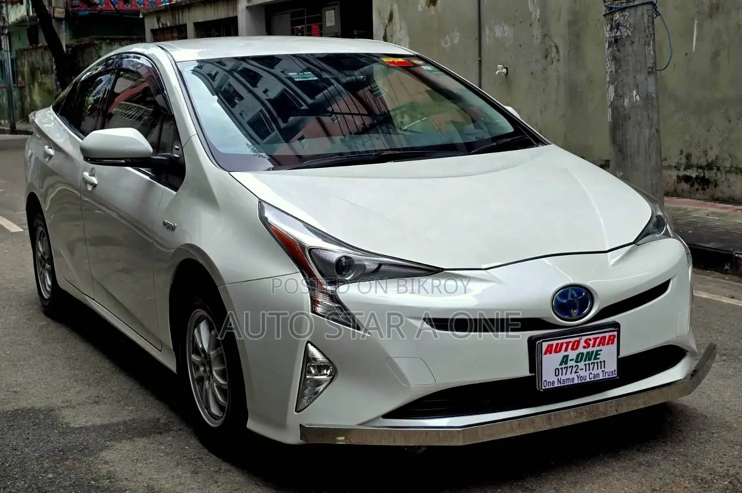 Toyota Prius Two 2017 Pearl