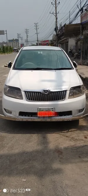 টয়োটা করোলা ২০০৪ সাদা