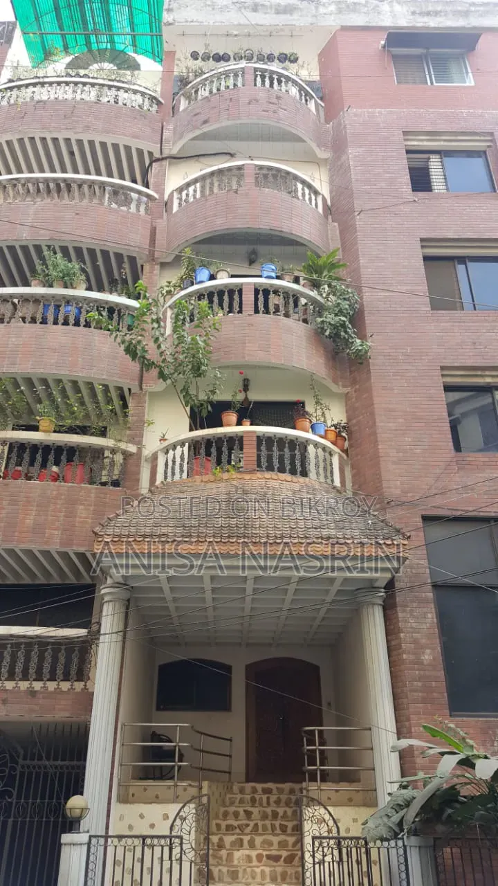 5 Bedroom Apartment in Baridhara DOHS for rent