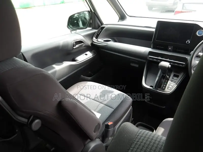 Toyota Noah 2023 Pearl