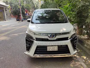 Toyota Voxy 2018 Pearl