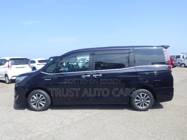 Toyota Esquire 2020 Purple