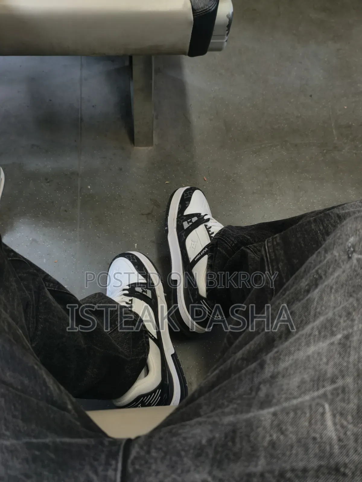 Lv Trainer Black White