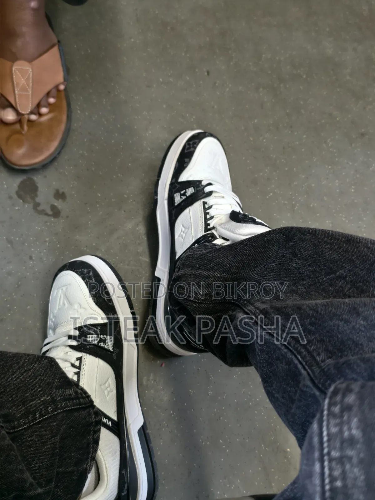 Lv Trainer Black White