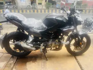 হিরো এক্সট্রিম ১২৫আর ২০২৫ কালো