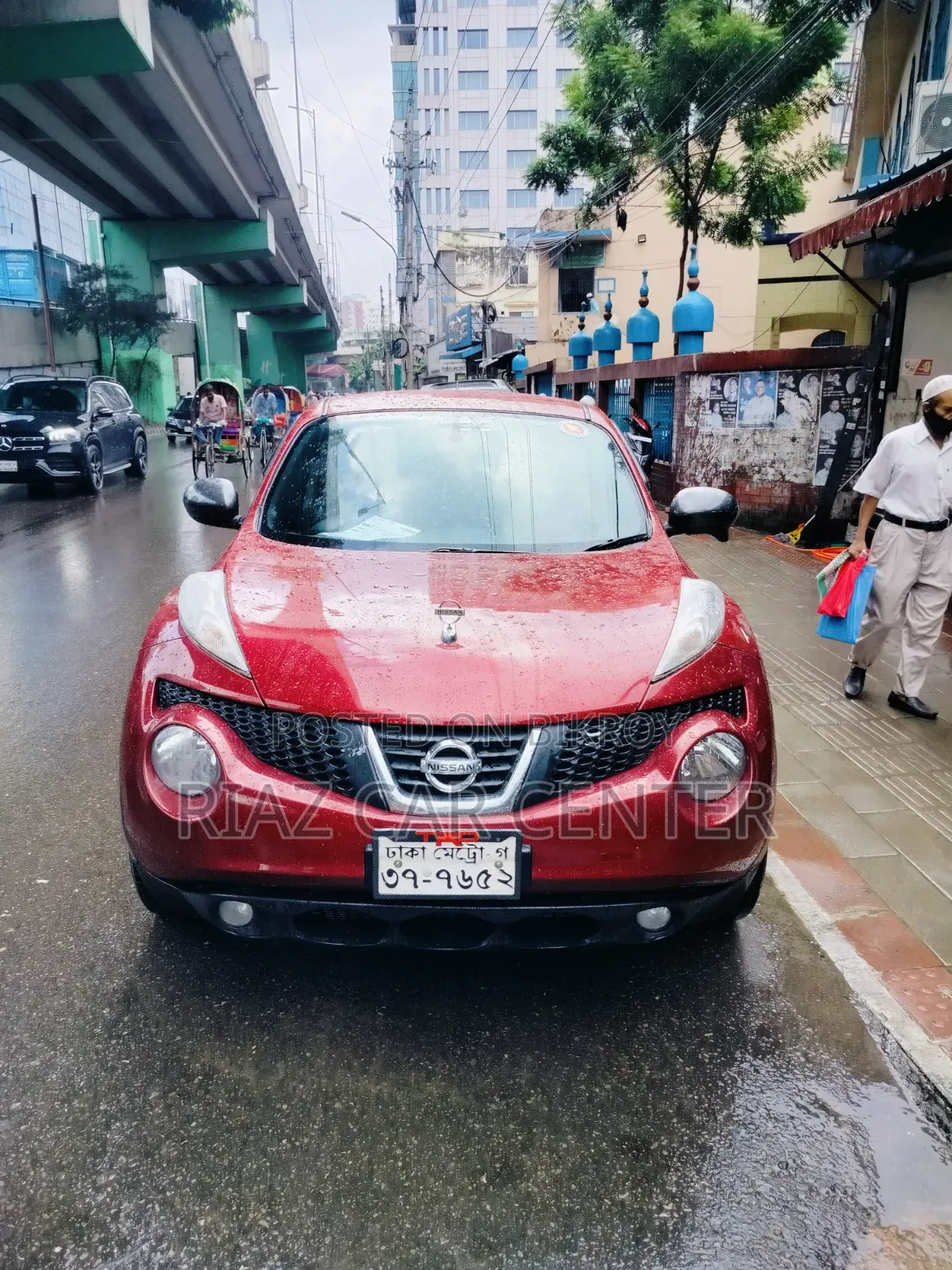 নিসান জুউক ২০১১ লাল