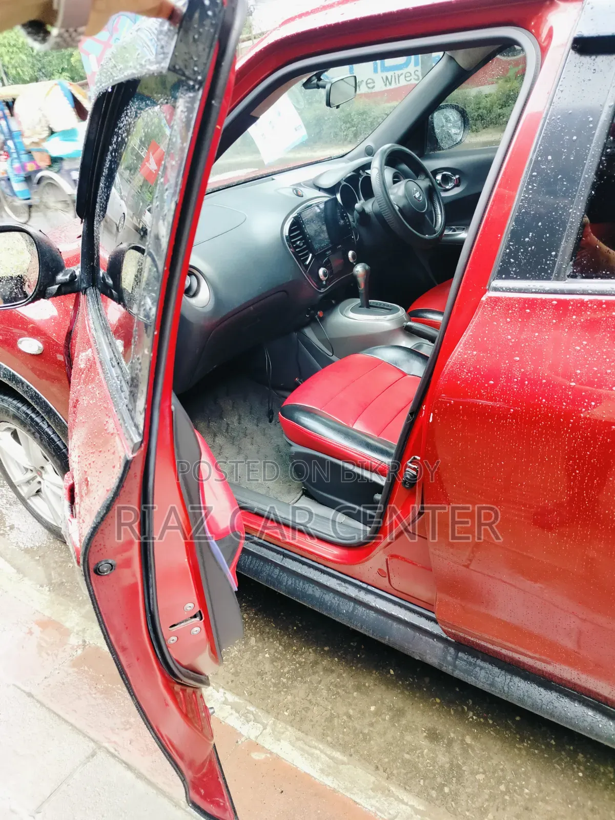 নিসান জুউক ২০১১ লাল