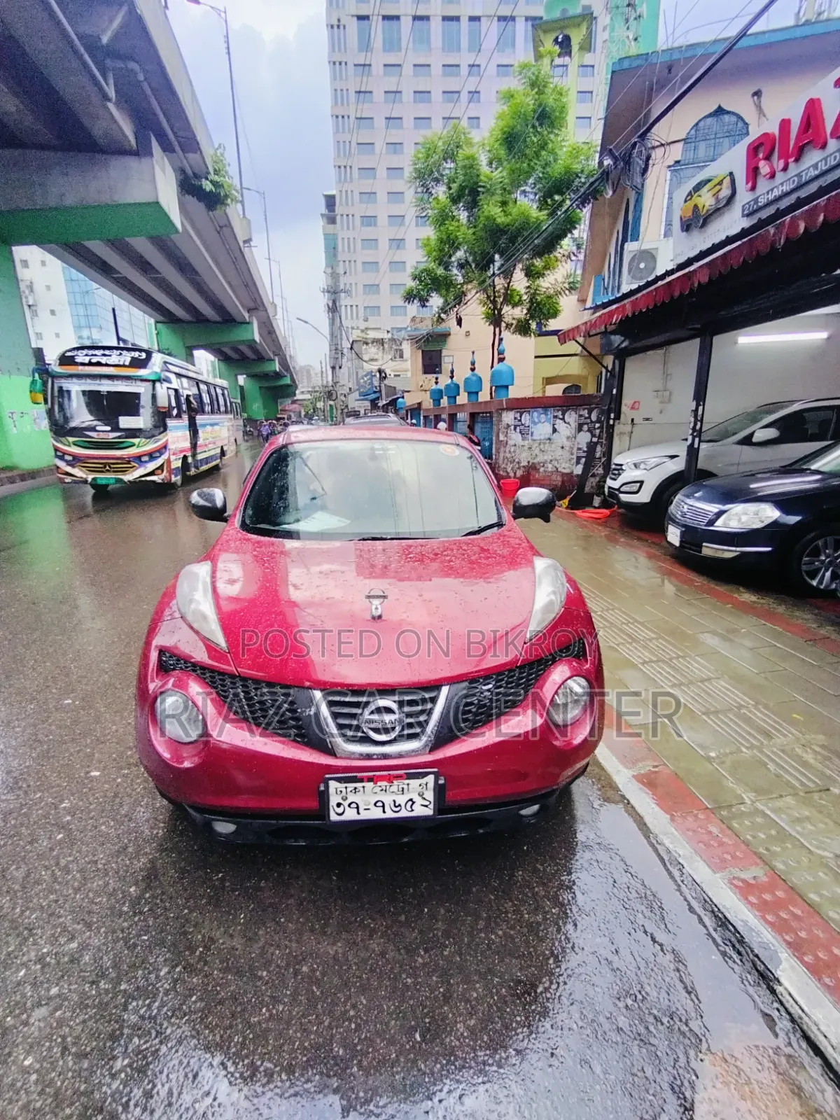 নিসান জুউক ২০১১ লাল