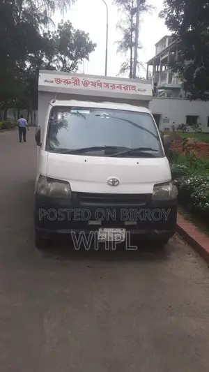 নিসান ৮ ইউনিট ডেলিভারি ভ্যান ২০১২ হোয়াইট