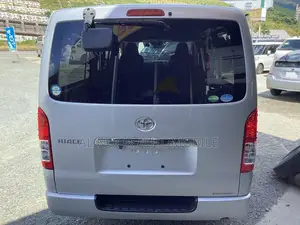 টয়োটা হায়েস ২০২১ রূপালী