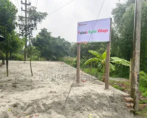 Ready and ongoing plots right next to the main Dhaka-Mawa road.