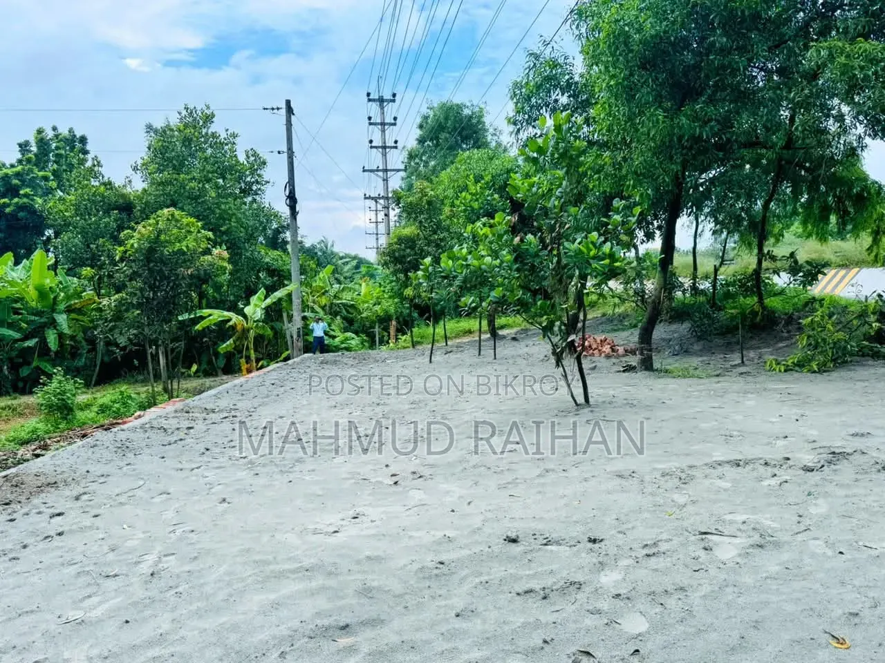 Ready and ongoing plots right next to the main Dhaka-Mawa road.