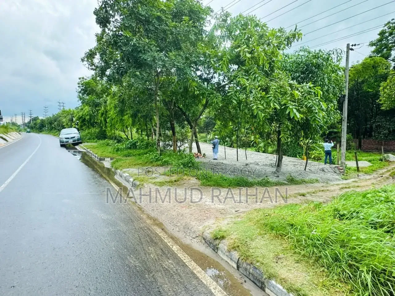 Ready and ongoing plots right next to the main Dhaka-Mawa road.
