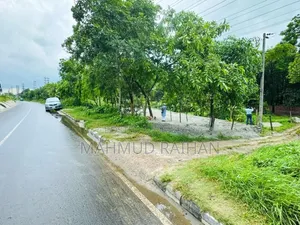 Ready and ongoing plots right next to the main Dhaka-Mawa road.