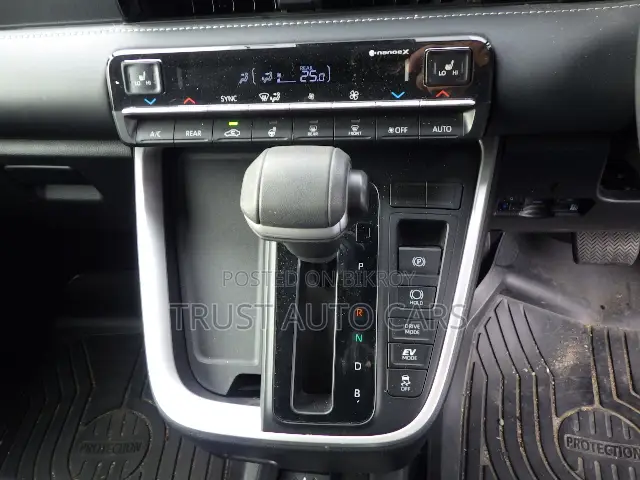 Toyota Noah 2023 White