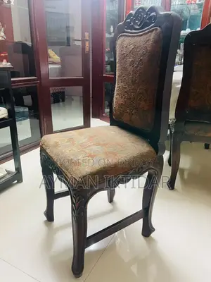 কাঠের চেয়ার