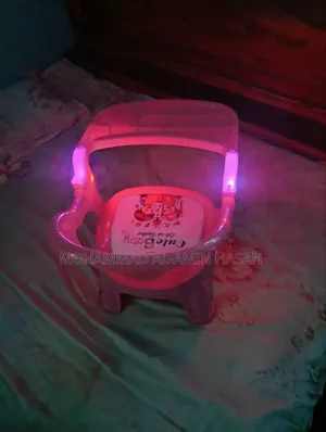 কিউট বেবি ফিডিং চেয়ার