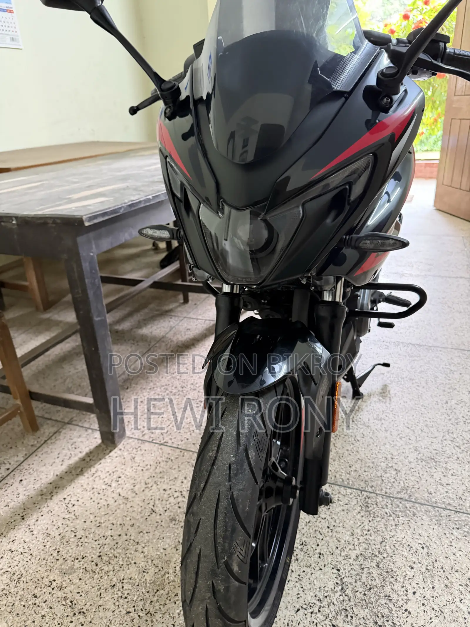 বাজাজ পালসার এফ২৫০ ২০২৫ ব্ল্যাক