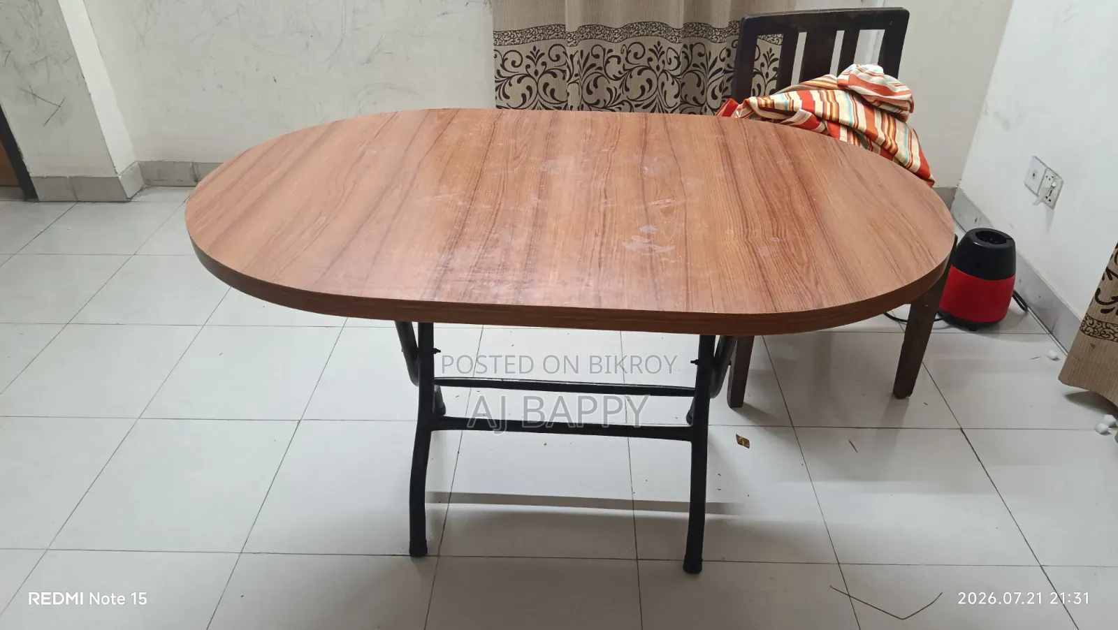 ছোট ডাইনিং টেবিল