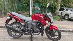 Honda CB 2015 Red