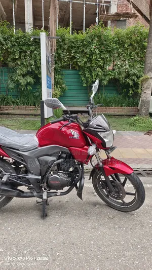 Honda CB 2015 Red