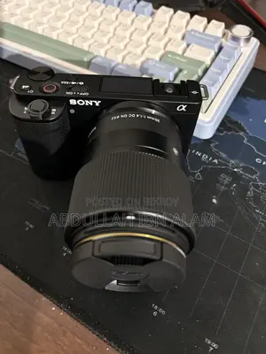 সিগমা ৩০ মিমি F1.4 সহ সনি ZV-E10