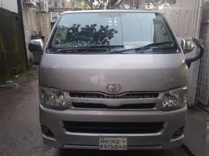 টয়োটা হাইয়েস ২০১২ রূপালী
