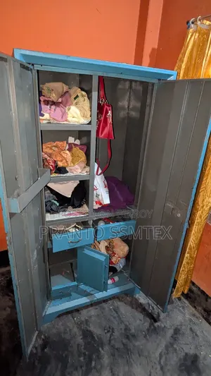 মজবুত ও ভালো কন্ডিশনের ২ পাল্লার স্টিলের আলমারি বিক্রয়