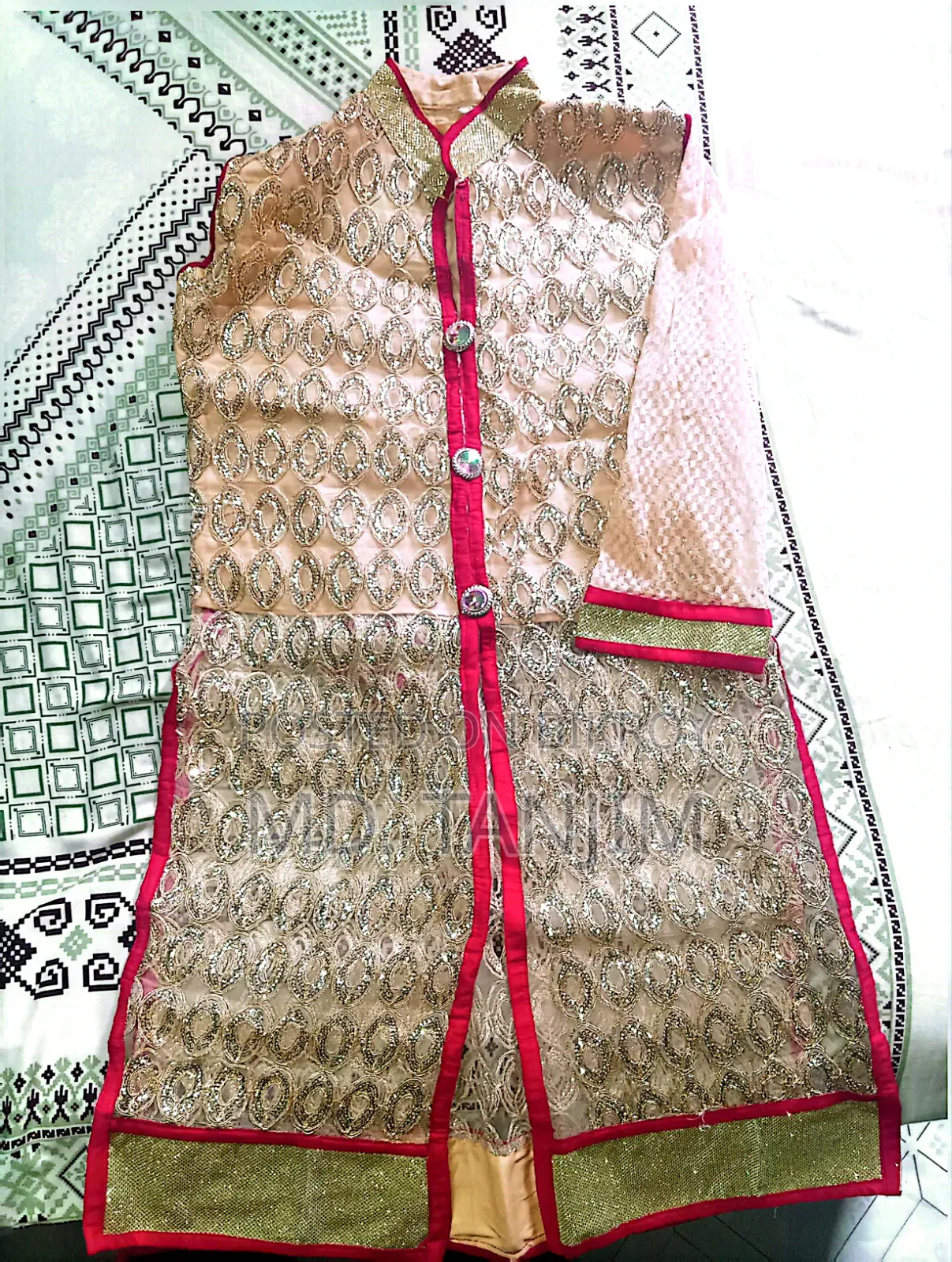 এই সোনালী কাতান শেরওয়ানি
