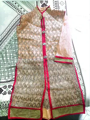 এই সোনালী কাতান শেরওয়ানি