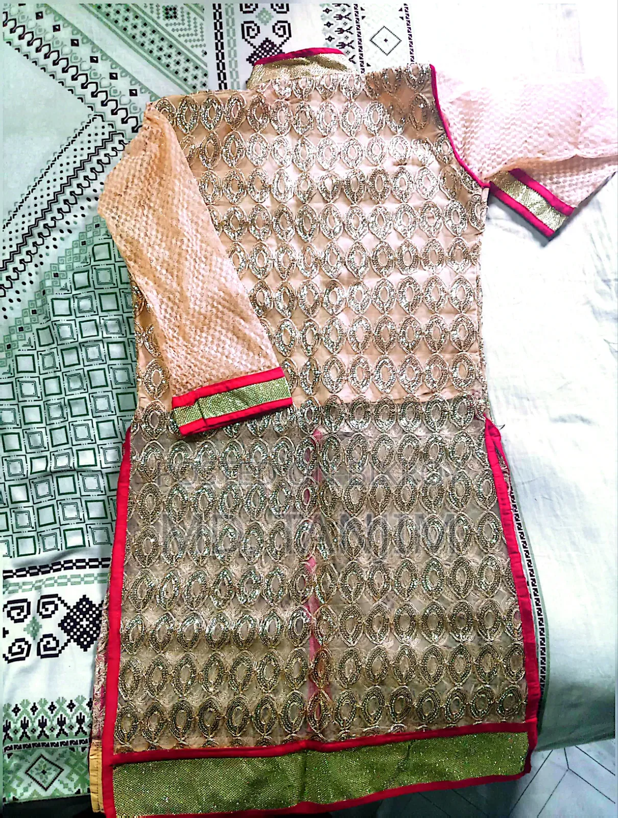 এই সোনালী কাতান শেরওয়ানি