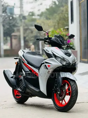 ইয়ামাহা ২০২৫ সাদা