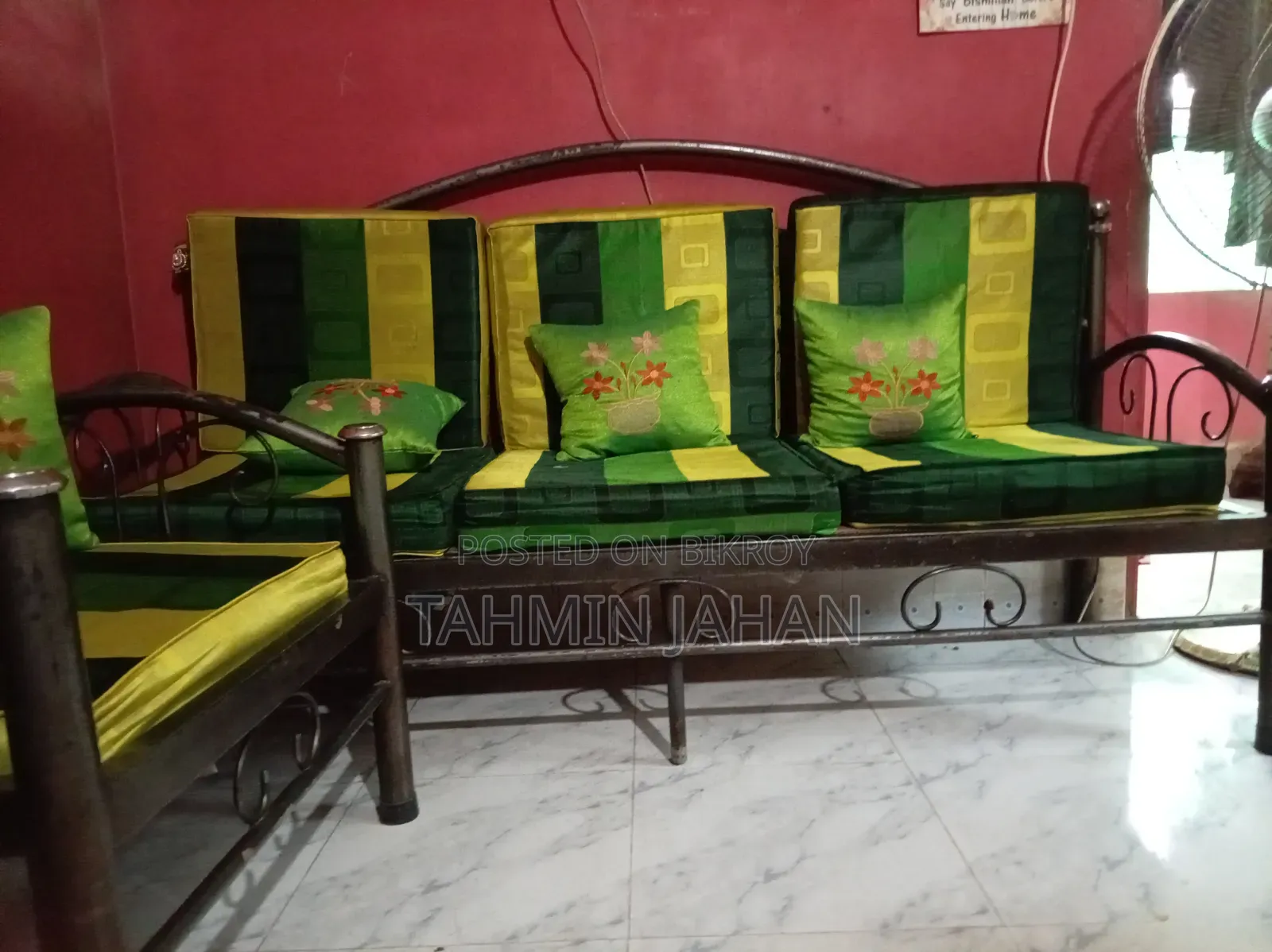 ব্যবহৃত ৫ সিটের লোহার সোফা সেট ফোম সহ বিক্রি হবে (কুশন ছাড়া)।