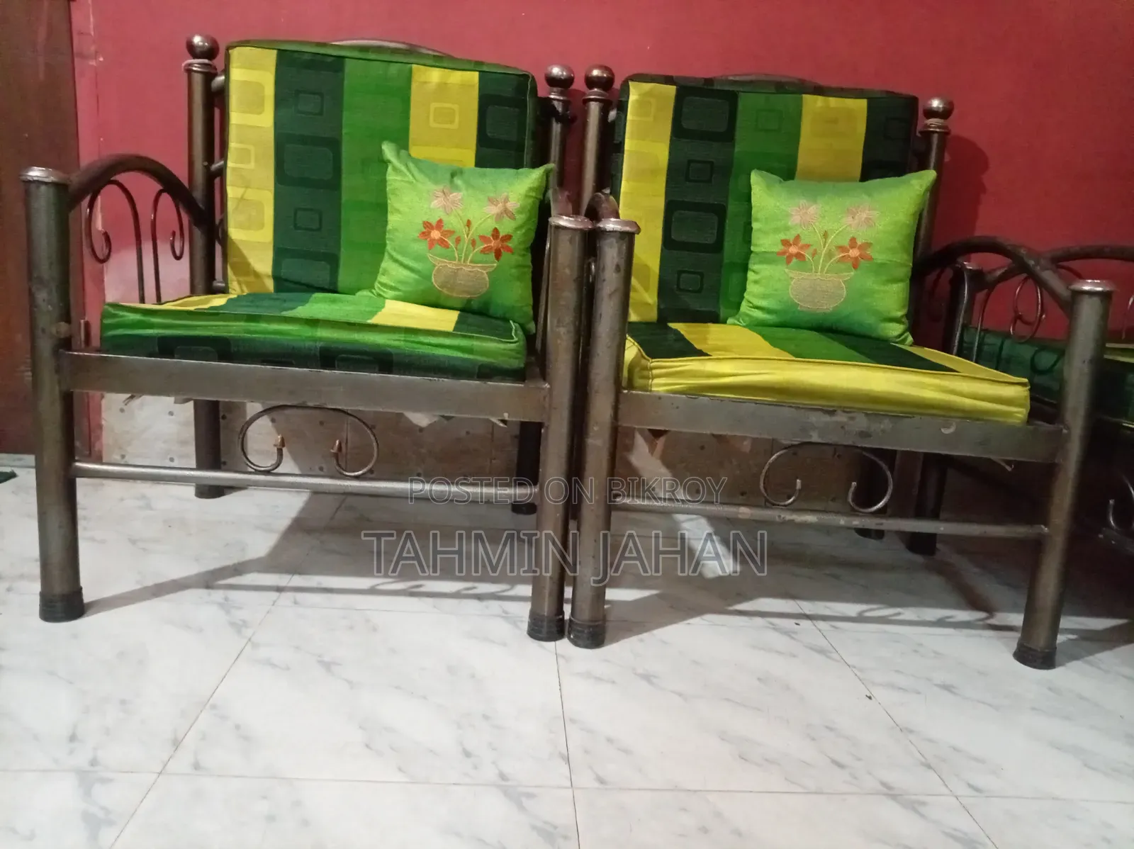ব্যবহৃত ৫ সিটের লোহার সোফা সেট ফোম সহ বিক্রি হবে (কুশন ছাড়া)।