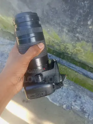 ক্যানন ১২০০ডি ক্যামেরা ৭৫-৩০০ জুম লেন্স।