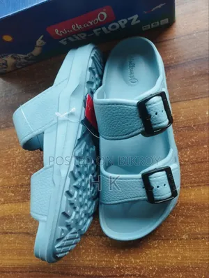 বর্ষার সেরা জুতা, ফ্রি পাবেন একটি হেডফোন